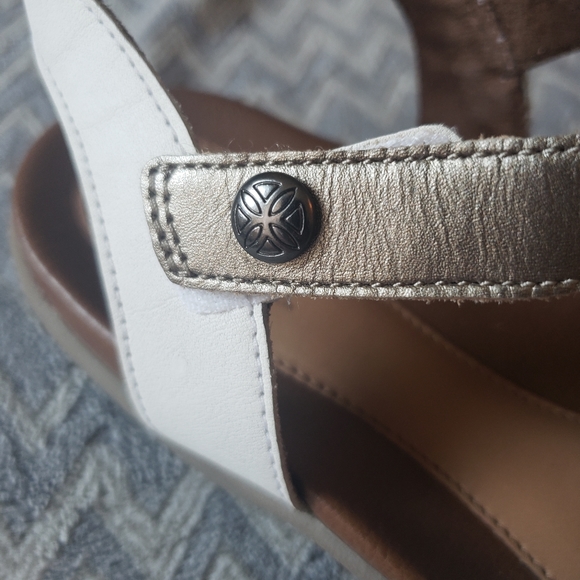 Rockport gold and white strappy sandals - Picture 5 of 8